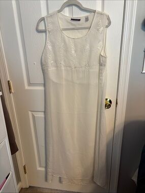 Amanda Smith white / Cream Embroidered Sleeveless Maxi Dress